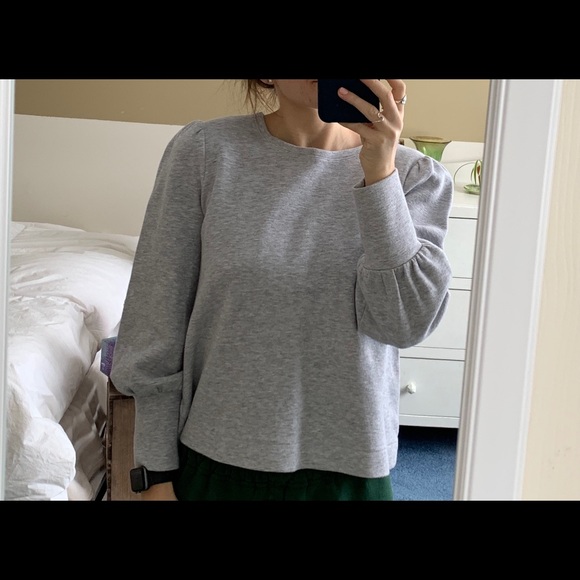 Cute light grey crew neck with a bit of spi - Picture 4 of 5
